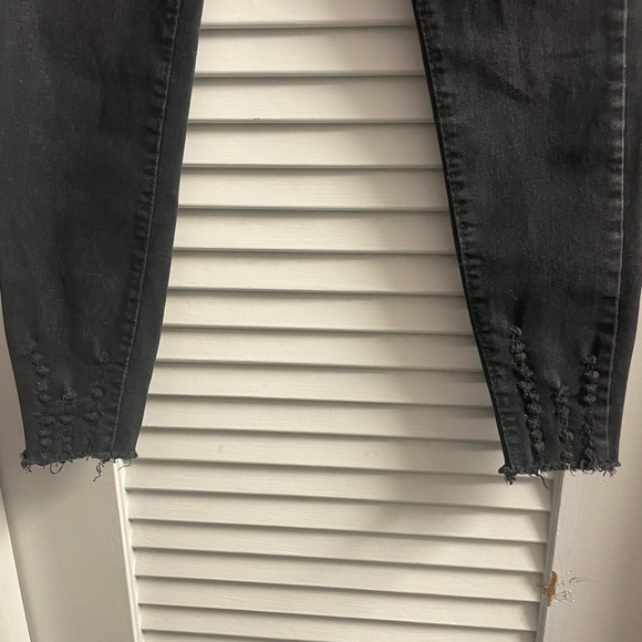 Pretty Little Thing PLT Blk Washed Distressed Cropped Skinny Jeans, Size 6 - Picture 4 of 14